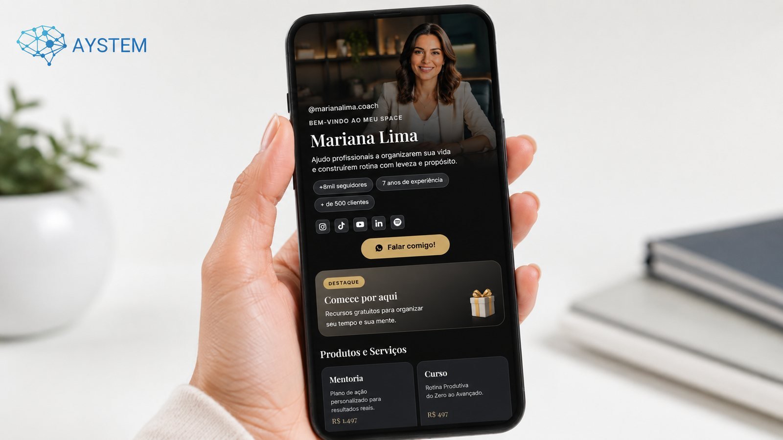 Celular exibindo uma página de link na bio no Aystem Space, com foto de capa, botão de WhatsApp e produtos